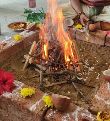 यज्ञ का आयोजन किया गया जिसमे श्री रामायण वैदिक एजुकेशन फाउंडेशन परिवार द्वारा सक्रिय भाग लिया गया