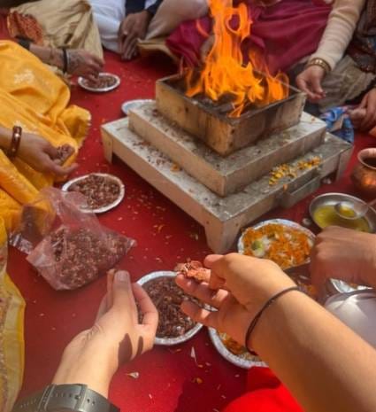 आहुतियों के साथ आरम्भ हुआ यज्ञ जिसमें श्री रामायण वैदिक एजुकेशन फाउंडेशन परिवार द्वारा सक्रिय रूप से भाग लिया हैं